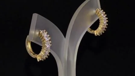 Brincos de argola banhados a ouro 18K em liga de prata da moda Huggie CZ com cristal de pérola para mulheres